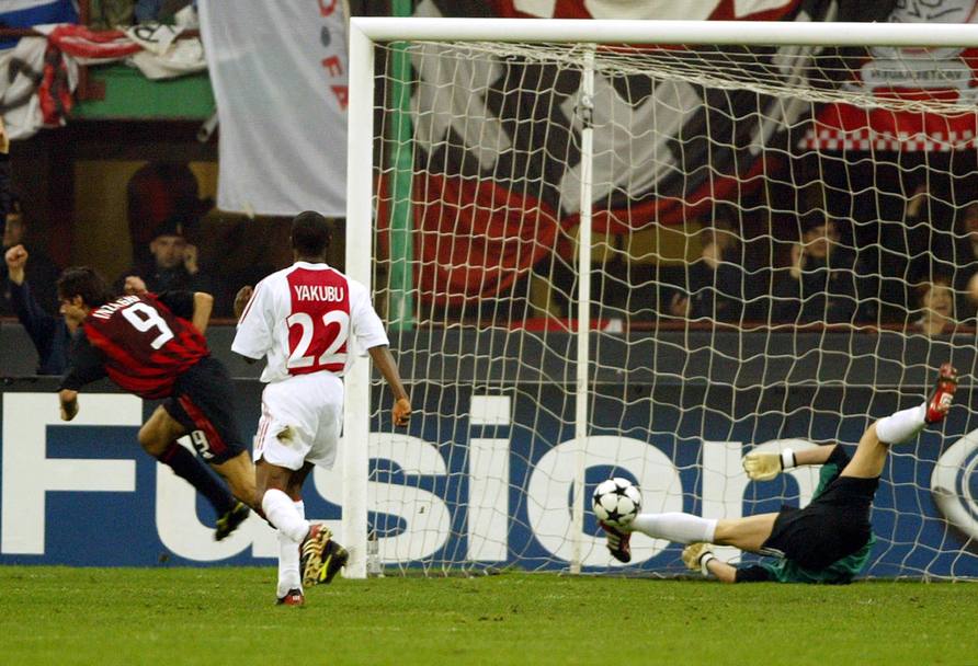 Il gol di Inzaghi all&#39;Ajax nel ritorno dei quarti di Champions:  quello dell&#39;1-0, poi dal suo piede nascer il 3-2 di Tomasson a tempo scaduto. Afp